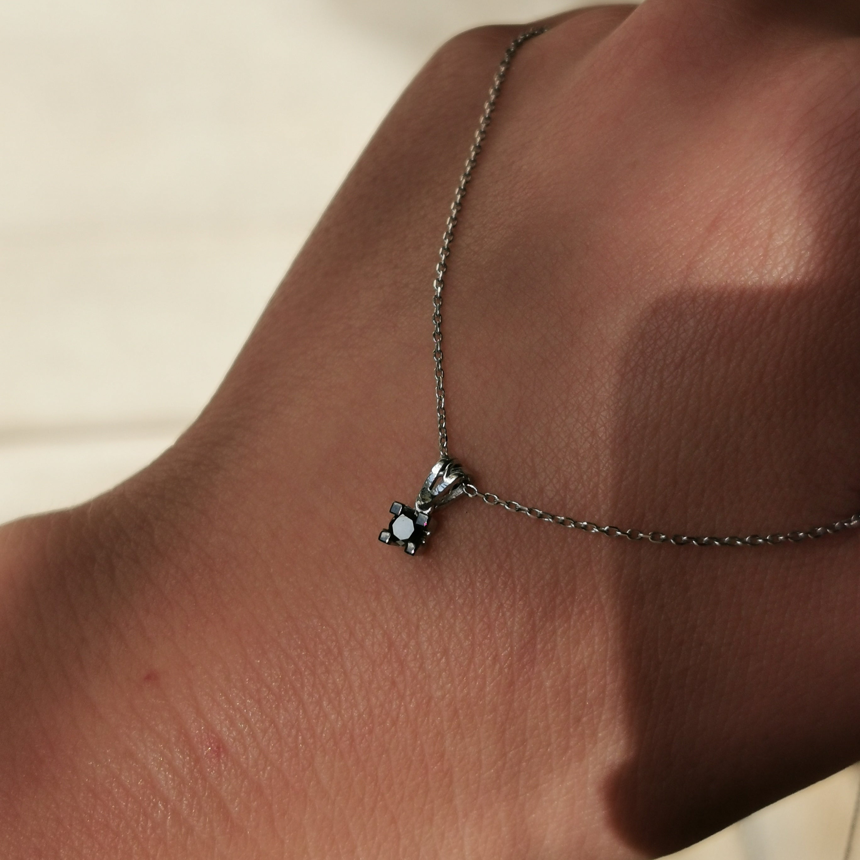 Висулка с чернен диамант 0.15 карата